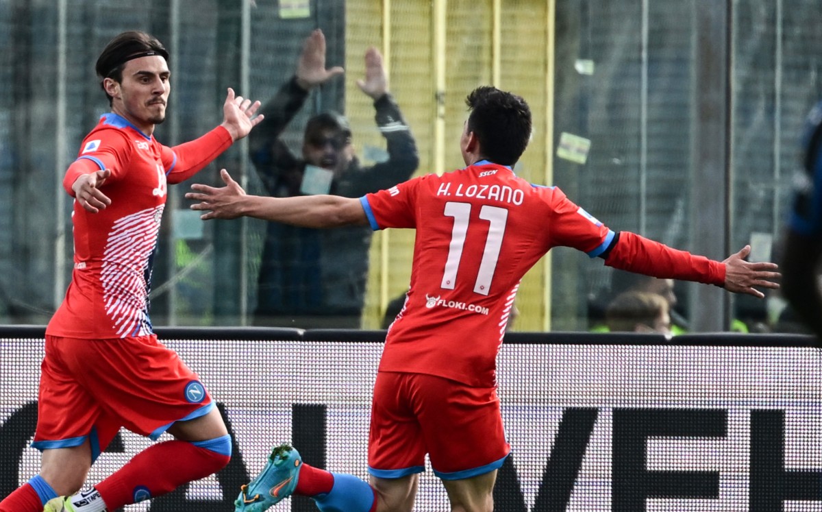 'Chucky' Lozano aporta una asistencia en victoria de Napoli sobre el Atalanta (AFP)