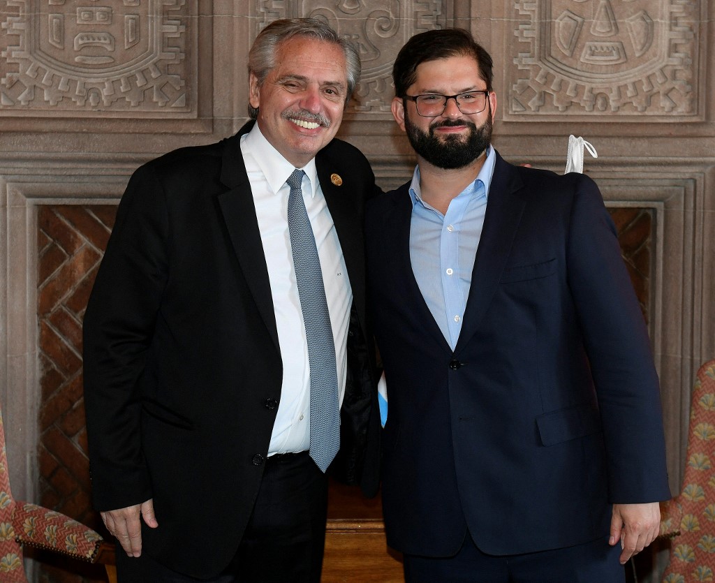 Gabriel Boric junto al presidente de Argentina, Alberto Fernández, durante su investidura como mandatario de Chile. (AFP)