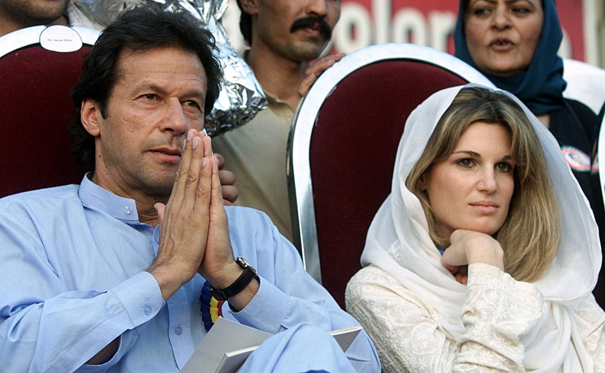 Imran Khan (izq.) evitó su destitución como primer ministro de Pakistán. llamando a elecciones anticipadas. (Reuters)