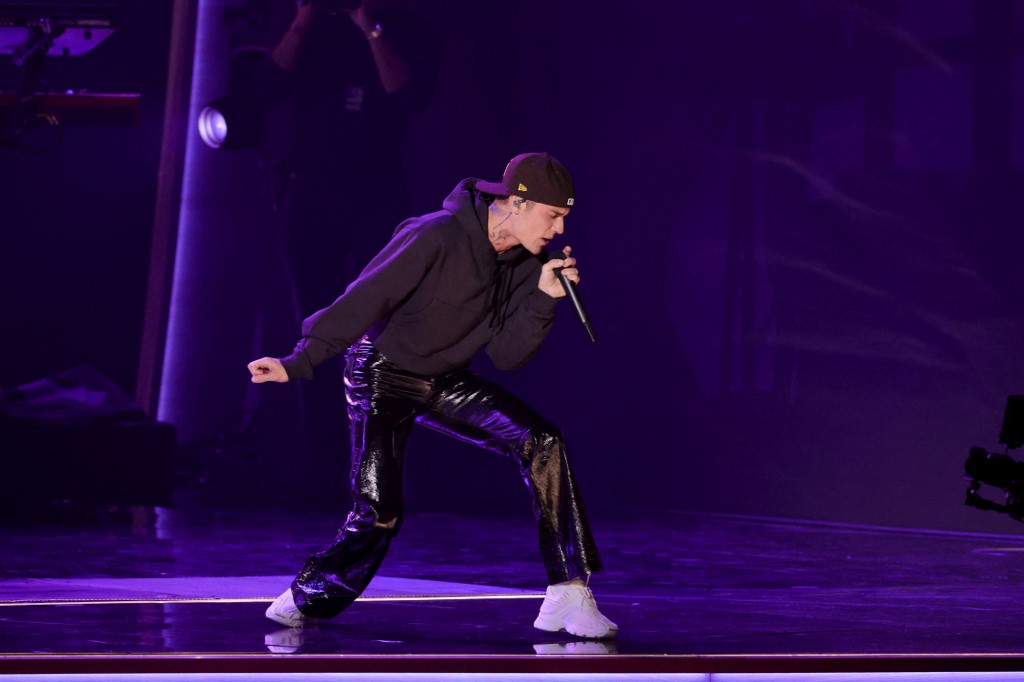 Justin Bieber cantando en los premios Grammy