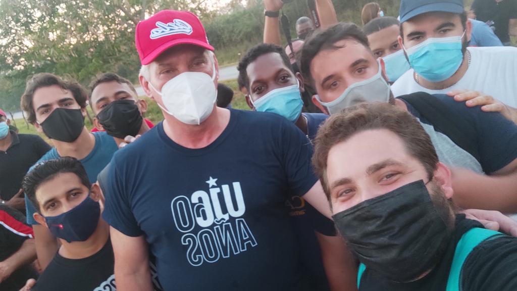 Miguel Díaz-Canel y jóvenes en Cuba. | Foto: Cuenta de Twitter @DanhizDP