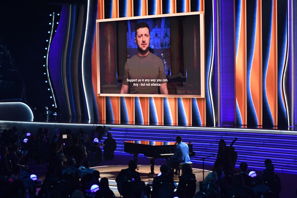 Presidente de Ucrania, Volodimir Zelenski, habla en un video en la gala de los Grammy