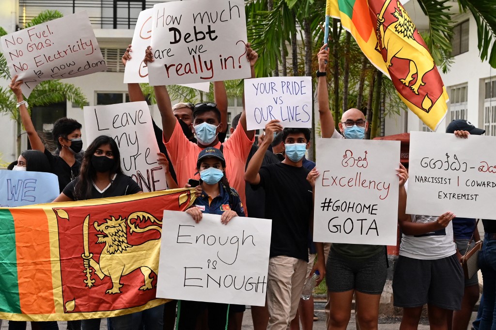 Las protestas en Sri Lanka se han agudizado en los últimos días por la escasez de productos y servicios. (AFP)