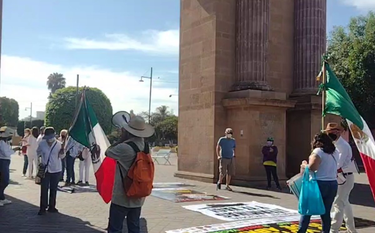 Se reunieron en el Aro de la Calzada para manifestar en contra de la Revocación de mandato / Foto: Axel Rivas