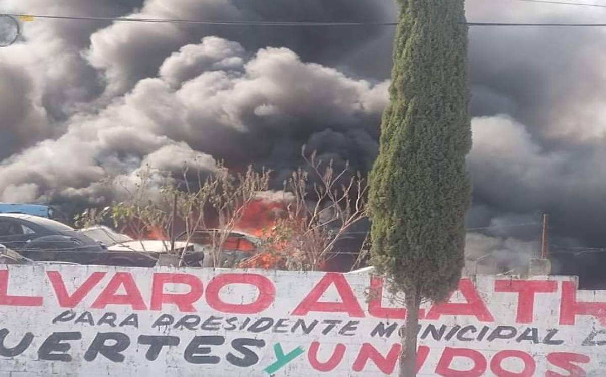 Se queman más de 20 vehículos en incendio a corralón | Especial