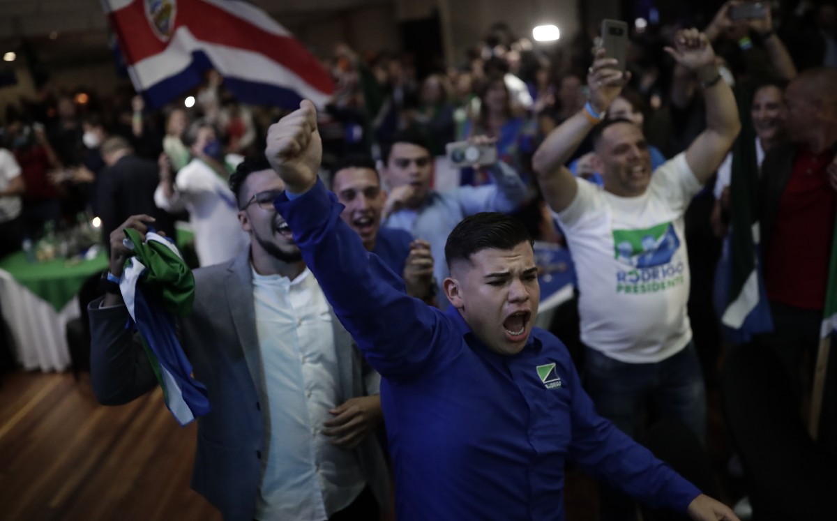 Simpatizantes del presidente electo de Costa Rica Rodrigo Chaves, festejan hoy al finalizar la segunda ronda.  | EFE