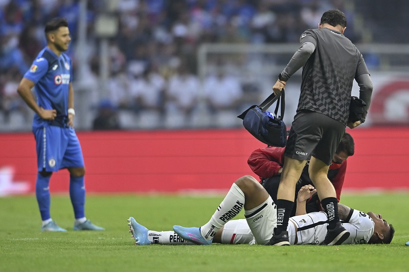 Anderson Santamaría se lesionó ante Cruz Azul en la jornada 12 del Clausura 2022 (Imago 7)