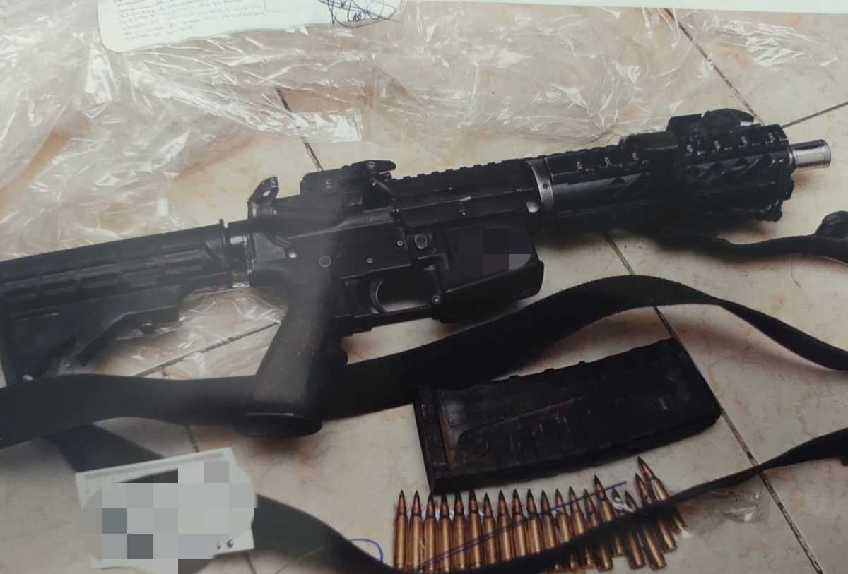 Se les aseguraron armas de fuego y un fusil tipo Barret, además de cargadores y cartuchos útiles
