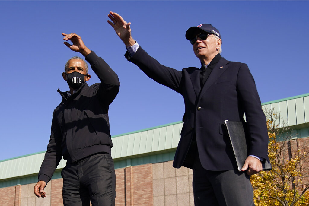 Barack Obama junto al presidente Jope Biden durante los tiempos de las campañas presidenciales. (AP)