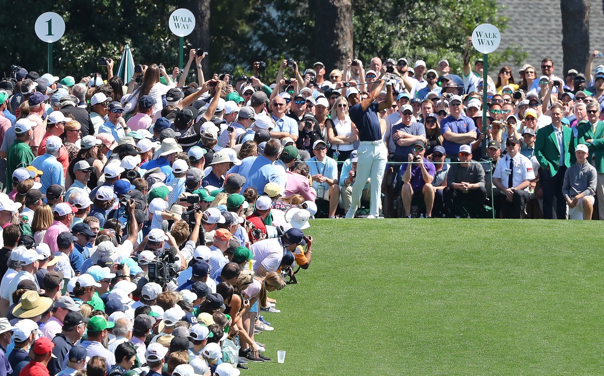 Tiger Woods reúne a una multitud en práctica del Masters (AP)