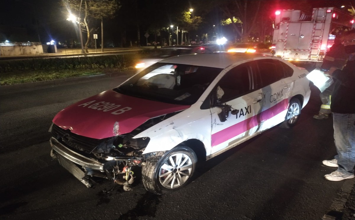 Volcadura de Taxi en Reforma, deja a pasajero con leves lesiones