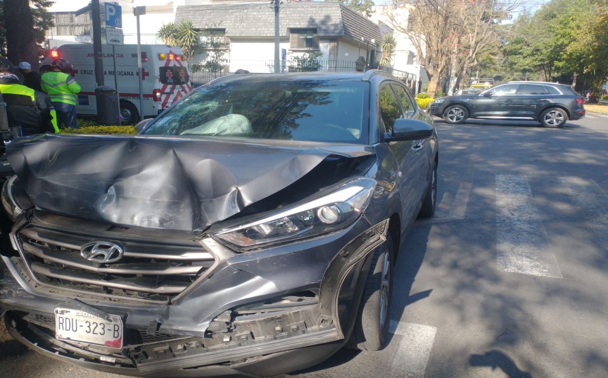 Tras chocar una camioneta vuelca y deja una mujer lesionada. | Carlos Tejeda
