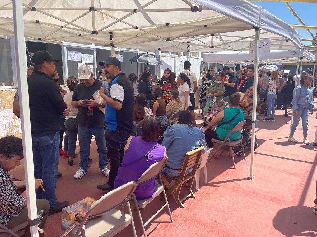 Comienza la entrega de los apoyos a comerciantes por daños a mercado San Juan de Dios (Kalra Victoria Rodríguez)