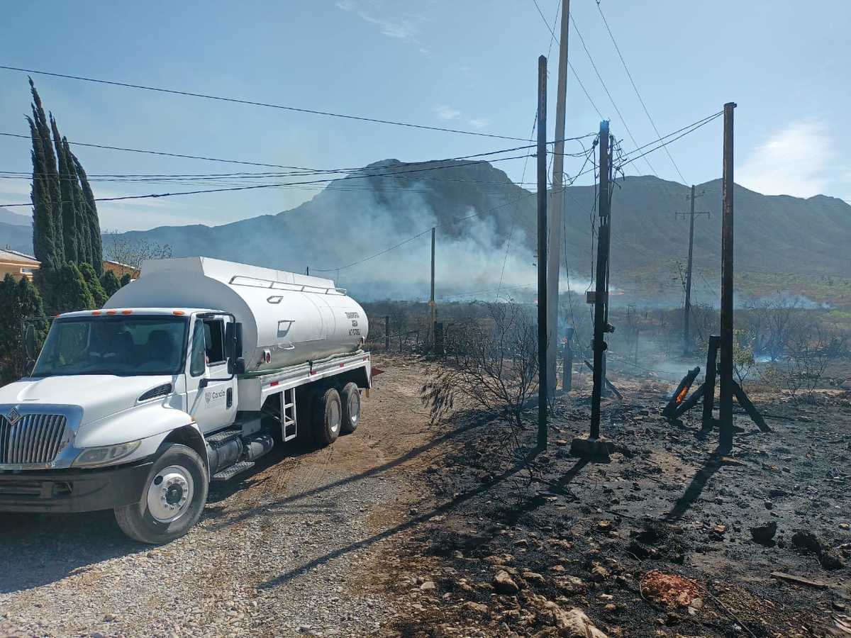 En cuestión de minutos el fuego se inició y se extendió con rapidez por el matorral bajo y el pastizal. Foto: Israel Santacruz