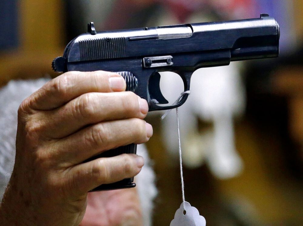 Estudio revela que la probabilidad de morir aumenta al tener armas en el hogar. | AP