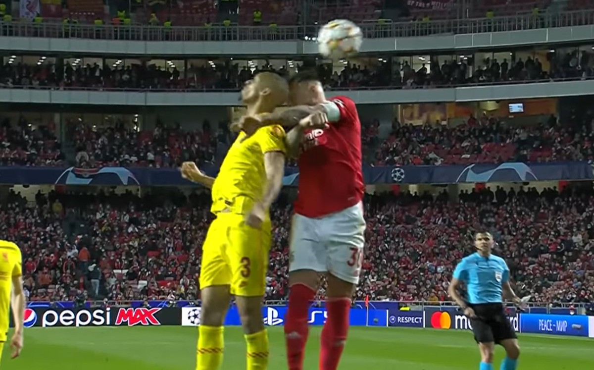 Fabinho y Otamendi protagonizan doloroso choque durante Benfica vs Liverpool (Especial)