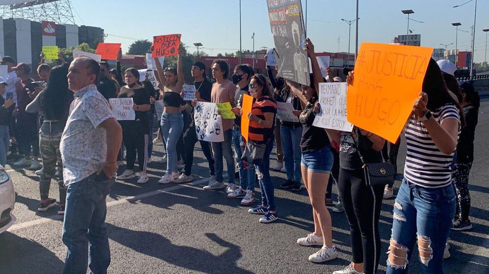Familiares y amigos de Hugo, joven asesinado en una fiesta en Edomex, bloquean Periférico