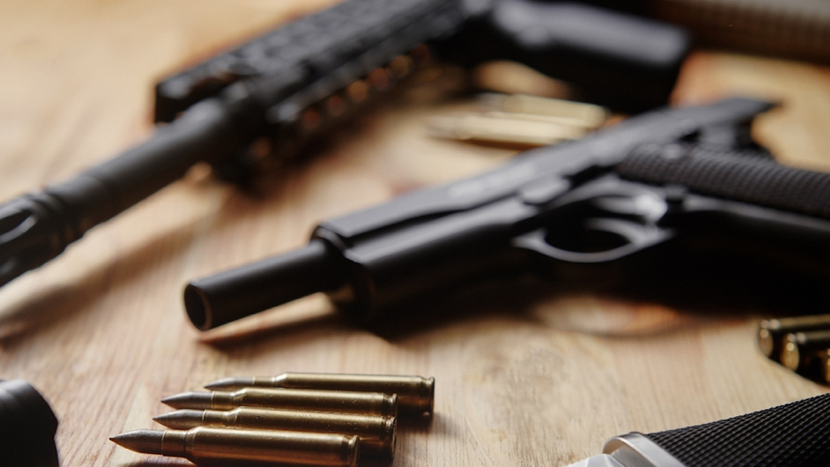 FBI ‘caza’ en México a traficante de armas fugitivo en EU