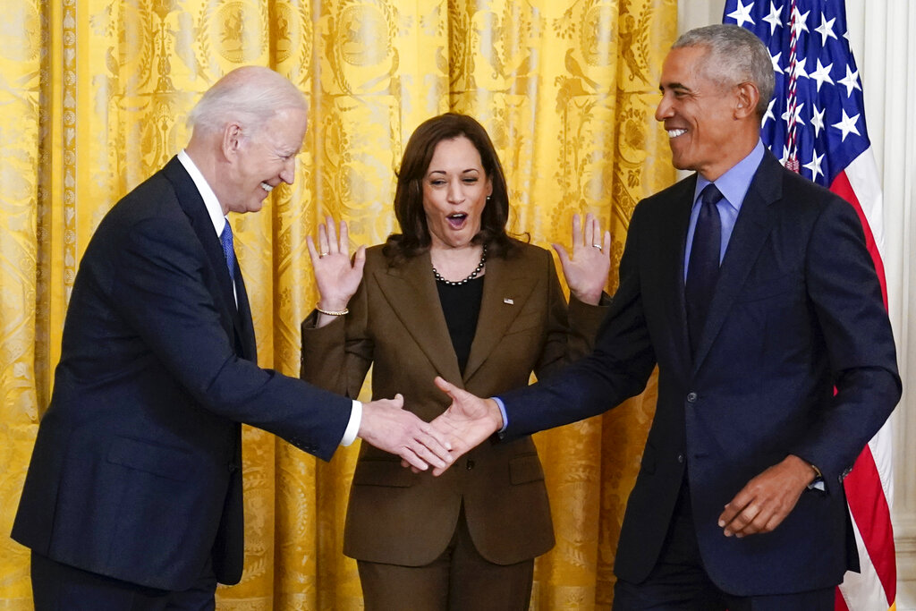 Joe Biden, Kamala Harris y Barack Obama en la Casa Blanca. | AP