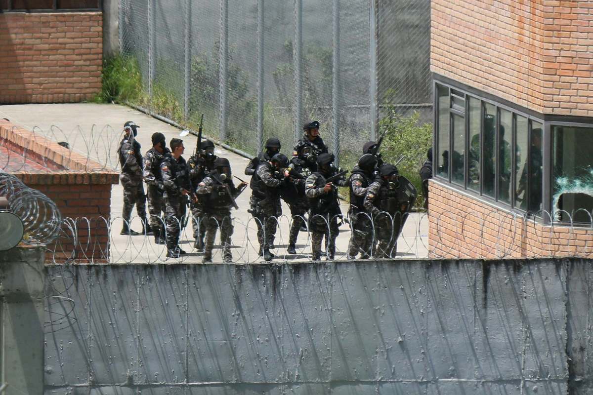 Policías frenan manifestaciones en cárceles de Ecuador (AFP)