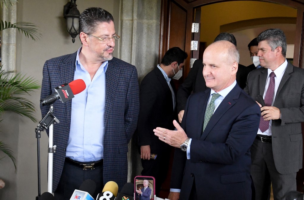 El presidente electo, Rodrigo Chaves, junto a su ex rival en las presidenciales de Costa Rica, José María Figueres. (AFP)