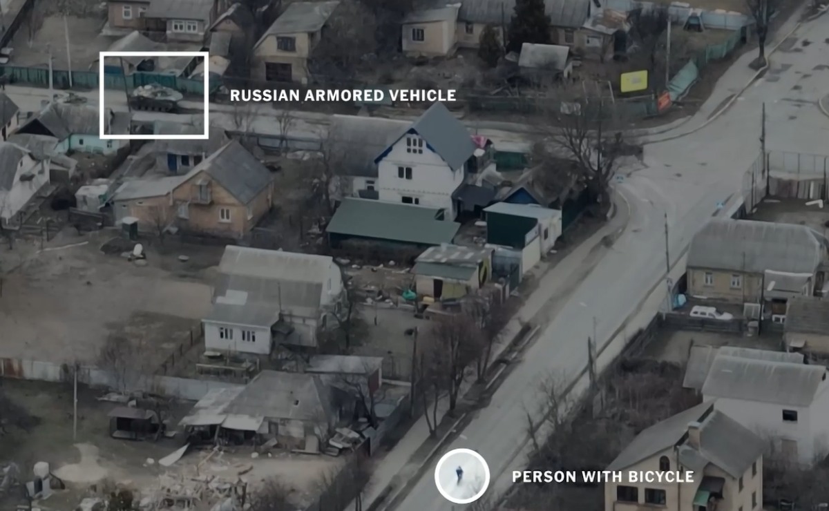 El ataque de un tanque ruso contra un civil en Ucrania se ha vuelto viral. | Captura video publicado por The New York Times