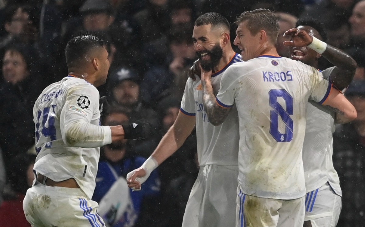 Benzema brilla y Real Madrid derrota en ida de cuartos de Champions League al Chelsea (Reuters)