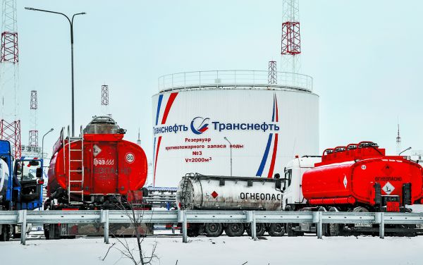 Camiones de combustible cerca del parque de tanques Volodarskaya LPDS en Konstantinovo, Moscú. Yuri Kochetkov/EFE