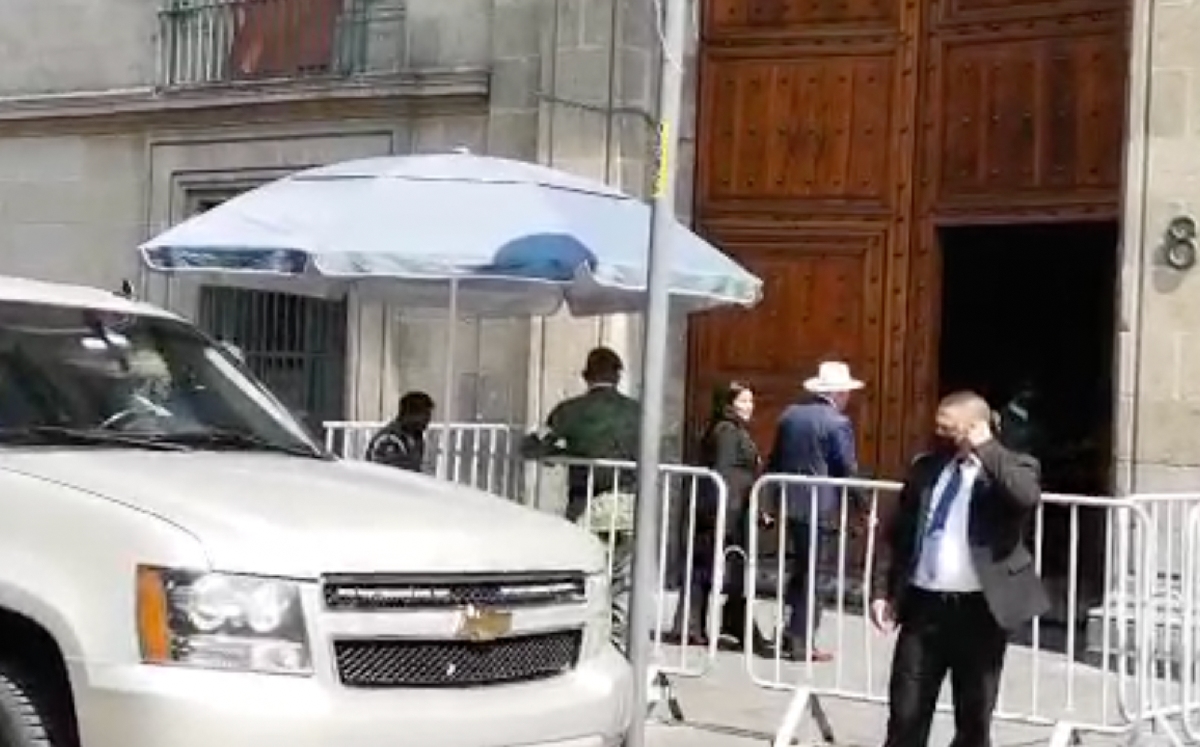 El embajador estadunidense llegando a Palacio Nacional para reunirse con el Presidente. | Especial