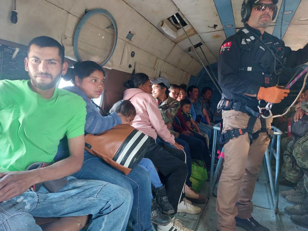 Cuatro familias fueron rescatadas en un helicóptero del Ejército Mexicano. Foto: Protección Civil NL