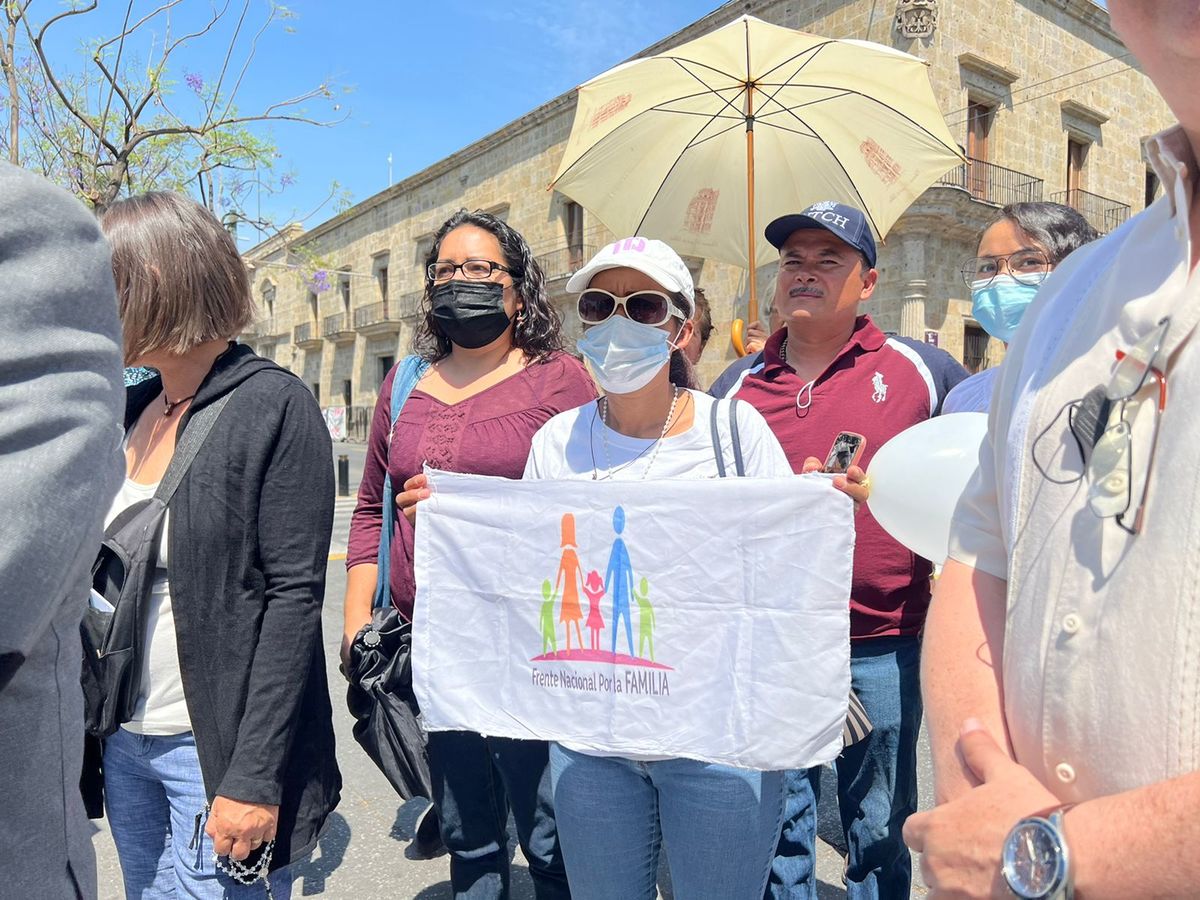 El Frente Nacional por la Familia se manifestó a las afueras del Congreso del Estado. (Pablo Nuñéz)