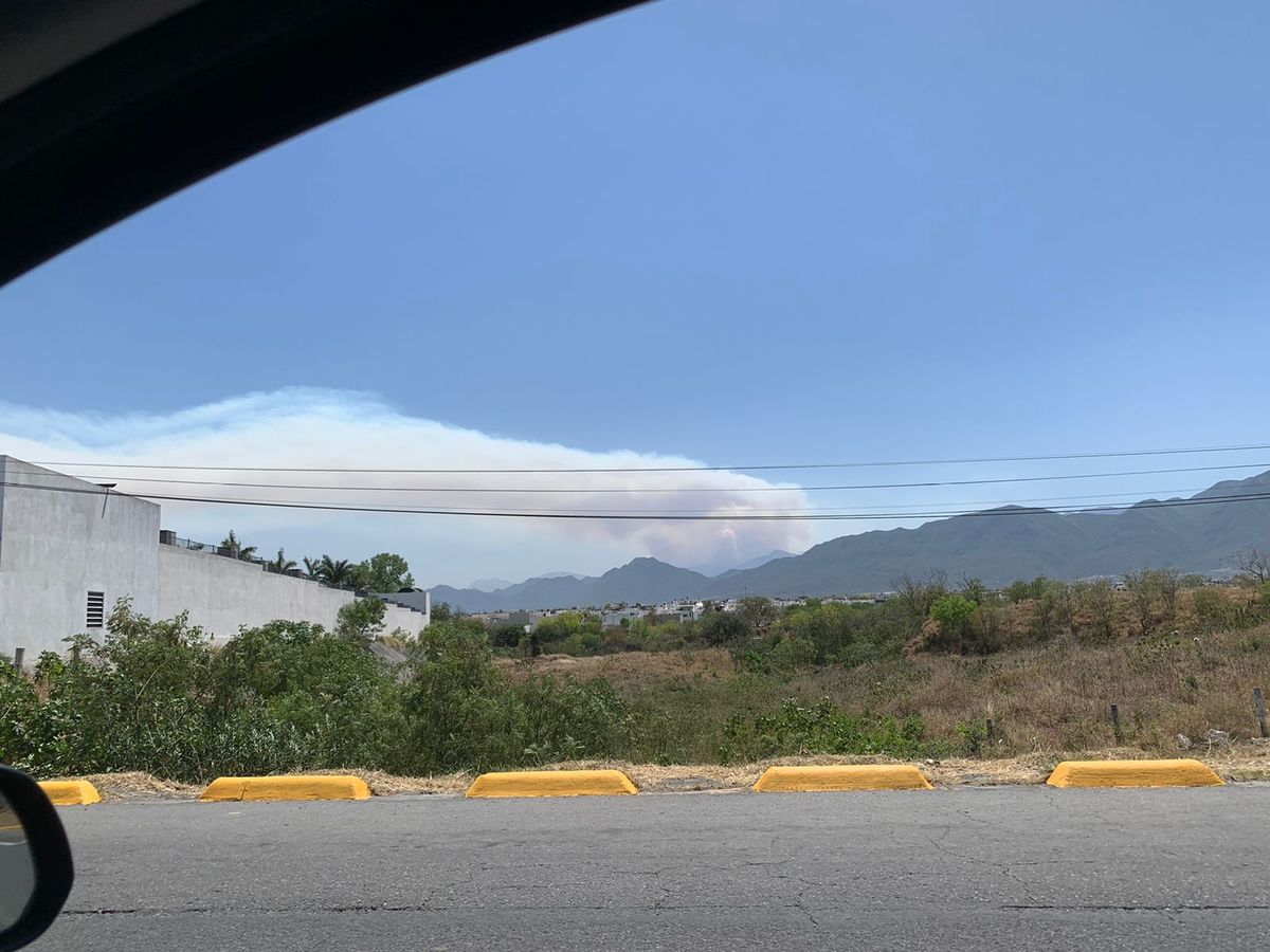 Fuerte viento reaviva incendio en Sierra de Santiago. Foto: Especial.