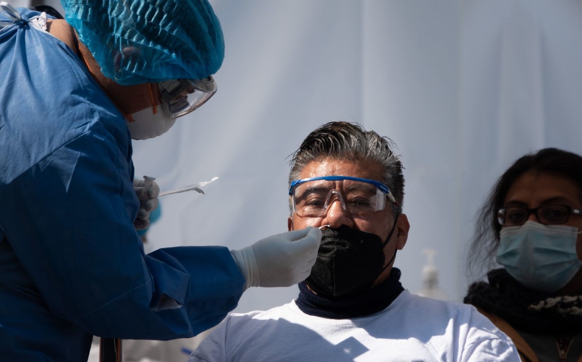 Un hombre se realiza la prueba de antígenos para detectar covid-19. (Cuartoscuro)