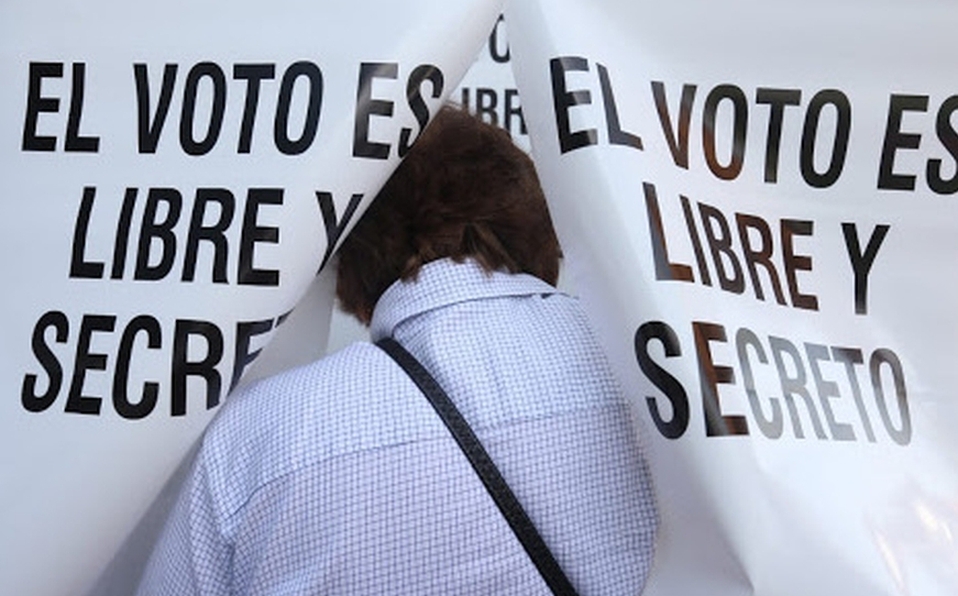 INE acata suspender difusión de revocación de mandato