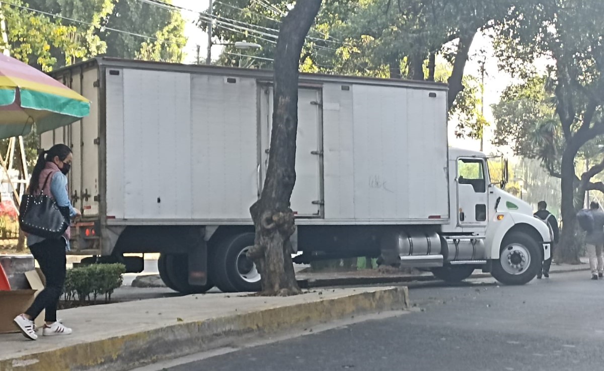 La moto intentó ganarle el paso al camión. | Enrique Luna