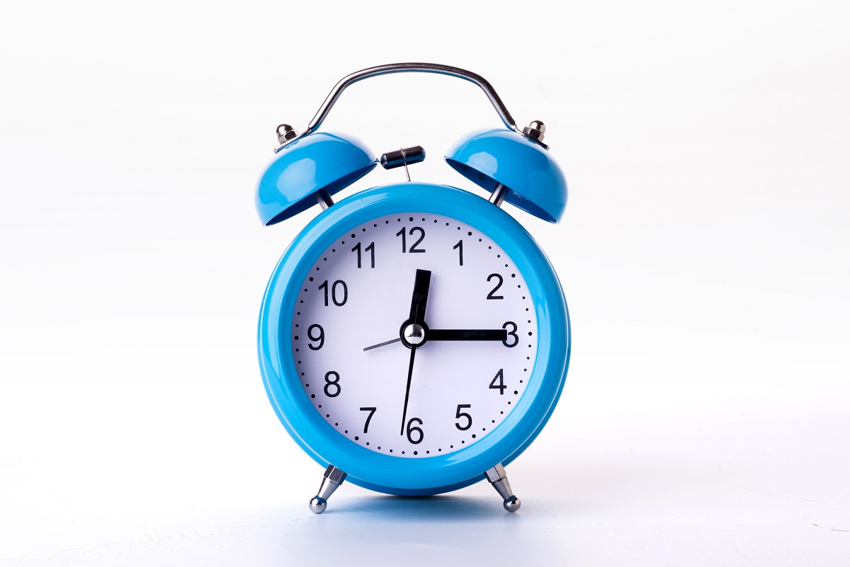 Los niños al regirse por la luz y la oscuridad, les es un poco más difícil adaptarse al cambio de horario. (freepik.es)