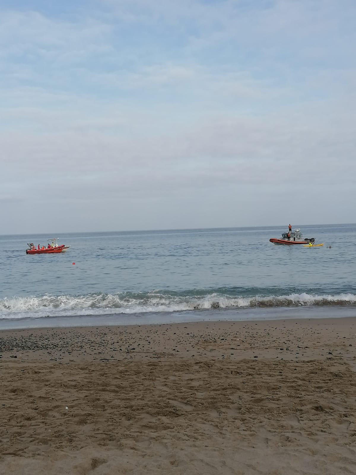 Protección Civil y Bomberos de la Unidad Estatal buscan a al joven en el mar. (Cortesía)