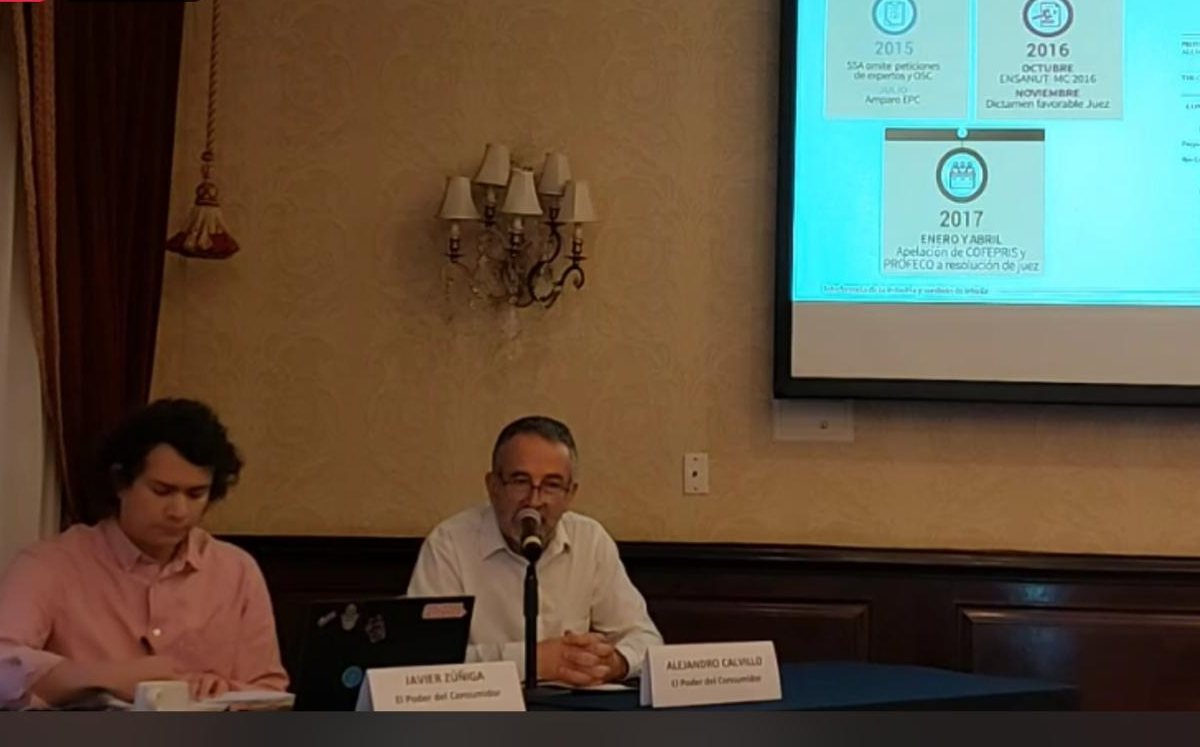 Los representantes de la asociación presentaron documentos para sustentar su denuncia. | Blanca Valadez