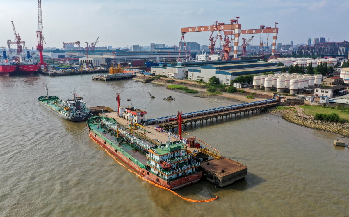 Tanqueros atracados en terminal del depósito petrolero de Sinopec Yaogang en Nantong, China. Junio 2019. Foto: (Reuters)