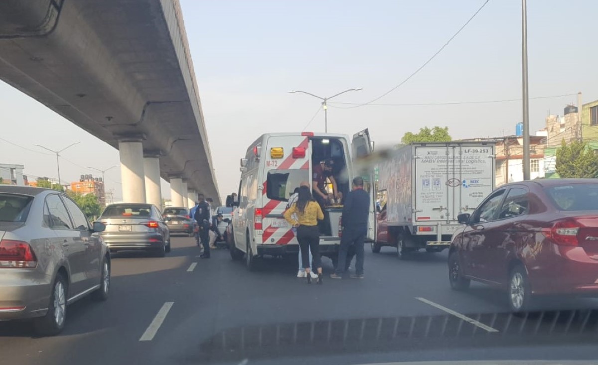 El accidente ocurrió en los carriles centrales de avenida Oceanía. | Enrique Luna