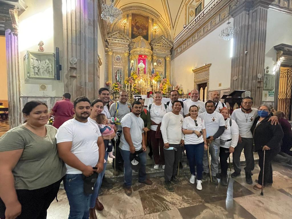 Los feligreses acuden con la Virgen del Rosario a Talpa de Allende. (Cortesía)