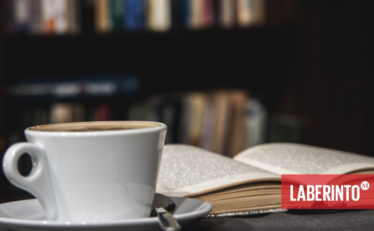Como dijo George Steiner / días antes de morir: “una mesa, un buen café / y unos libros… eso es una patria.” (Foto: Artis Kančs)