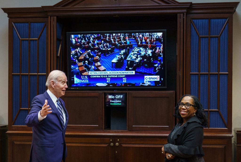 Joe Biden y Ketanji Brown Jackson, elegida para conformar la Corte Suprema de Estados Unidos. | AFP