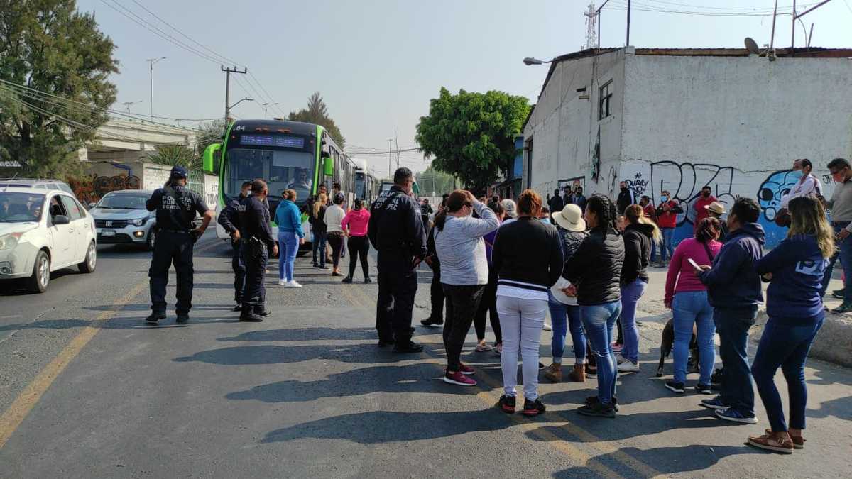 "La escuela se está hundiendo y nuestros hijos están tomando clases".