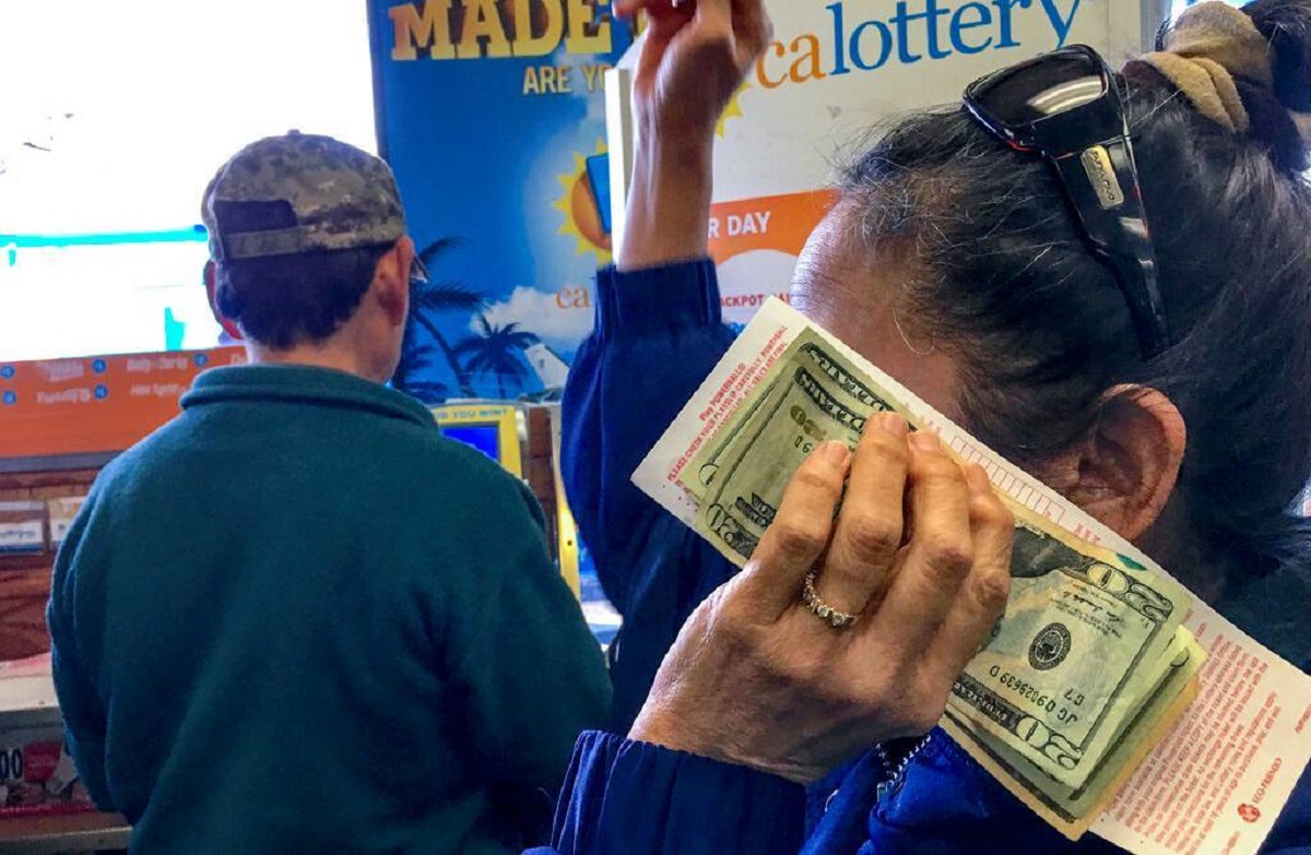 Mujer pasa de reciclar botellas y latas a ganar 13 millones de dólares en lotería de EU