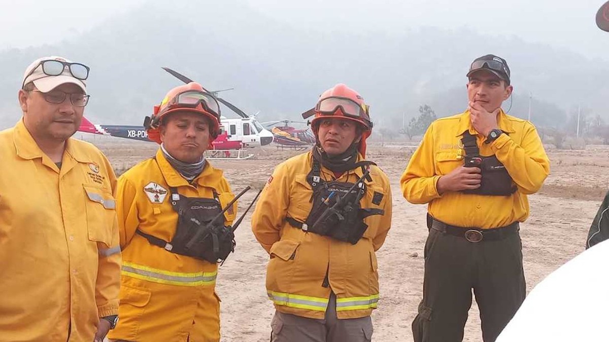 Reanudan labores para combatir incendio en Sierra de Santiago