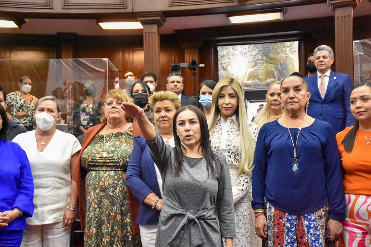 Tomó protesta ante el Congreso.
