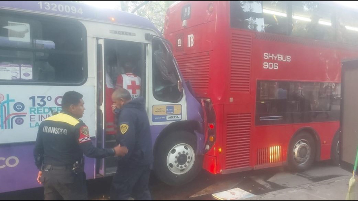 Camión choca contra unidad de Metrobús de CdMx en Reforma