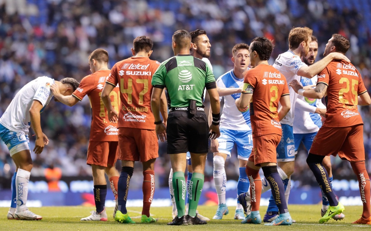 La dura entrada de Guillermo Martínez en el Puebla vs Pumas por la que se salvó de la roja (Imago 7)
