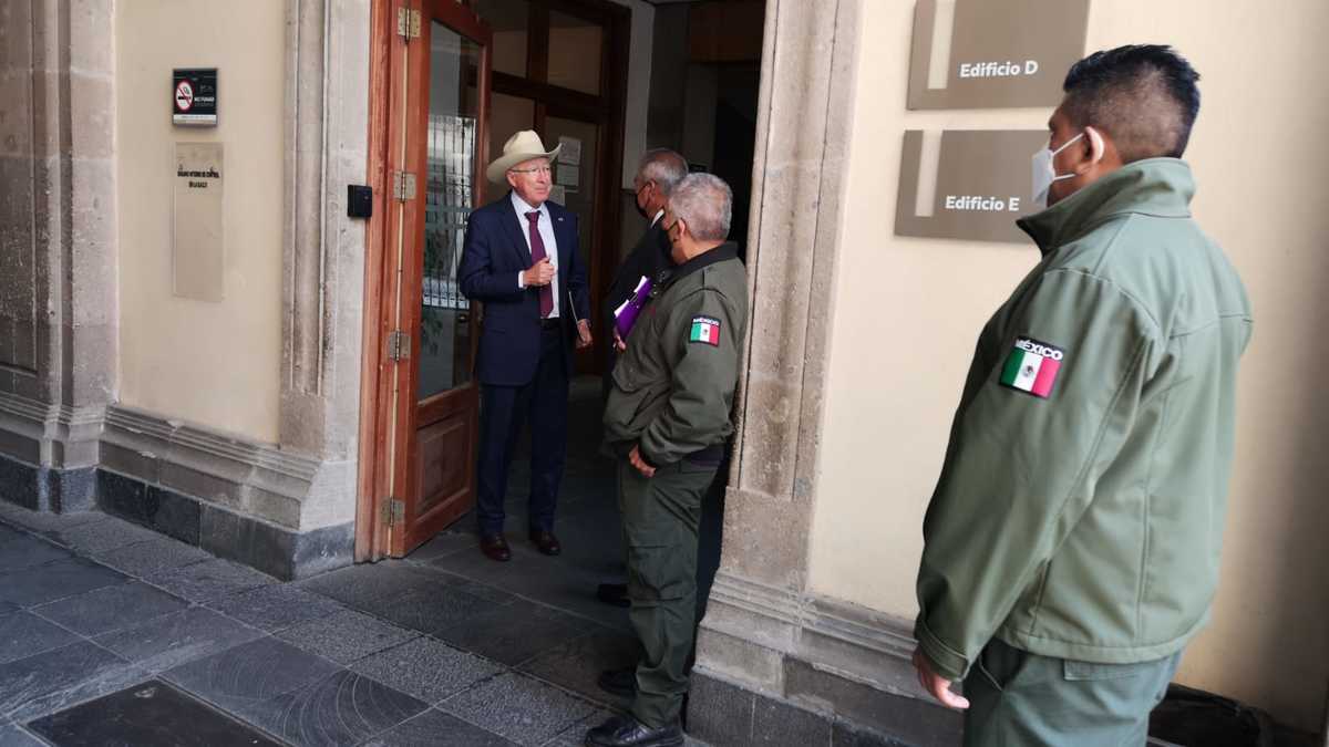 Ken Salazar se reúne con el Secretario de Hacienda